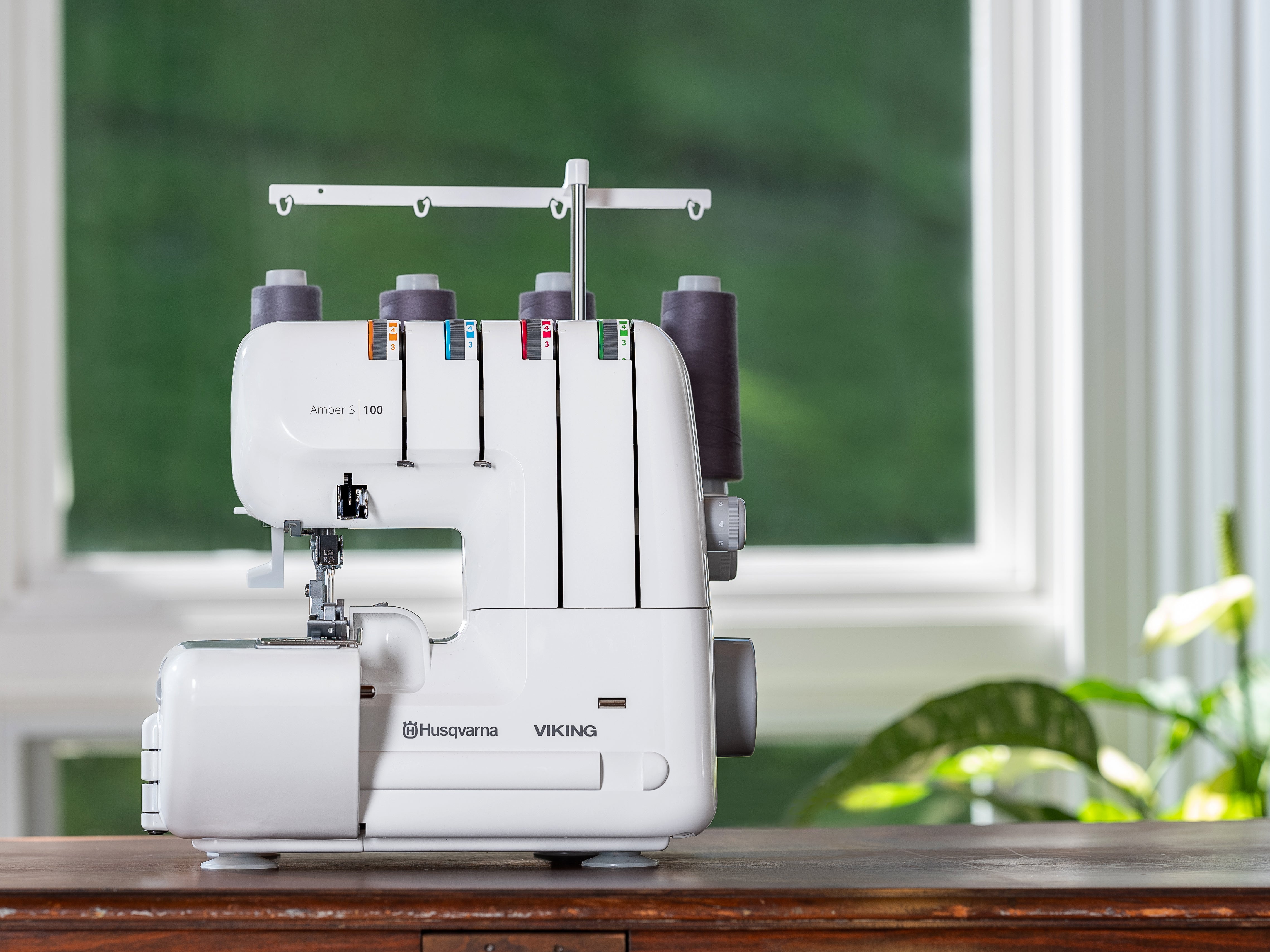 Husqvarna Viking AMBER™ S | 100 Overlock Serger Machine