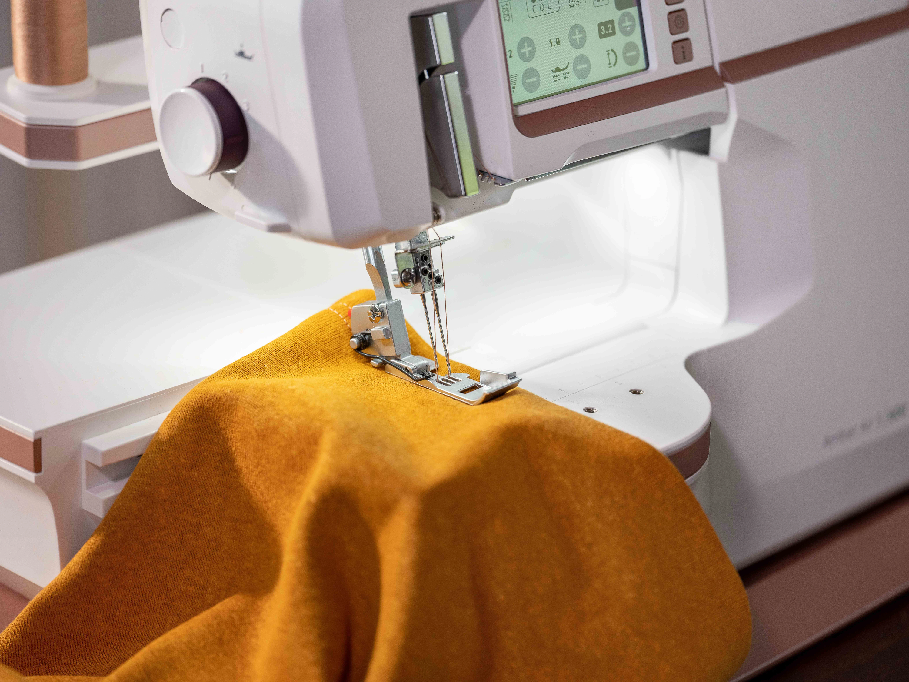 Husqvarna Viking AMBER™ Air S|600 Air Threading CoverLock Serger Machine