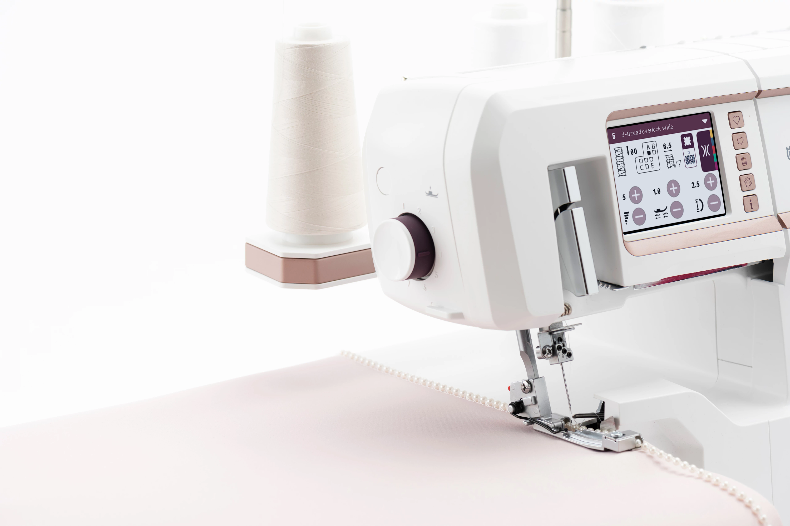 Husqvarna Viking AMBER™ Air S|600 Air Threading CoverLock Serger Machine