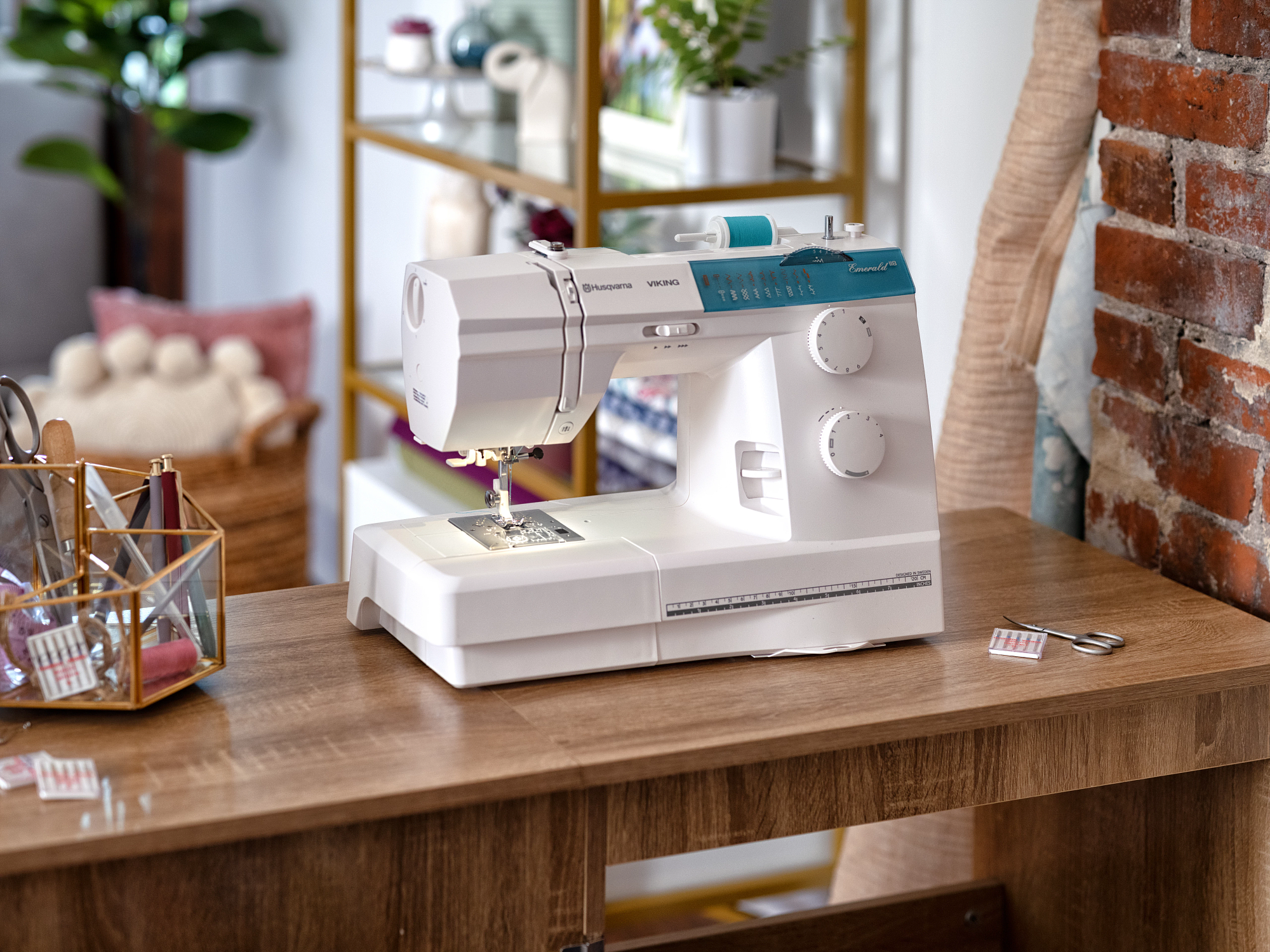 Husqvarna Viking Emerald 118 Sewing Machine